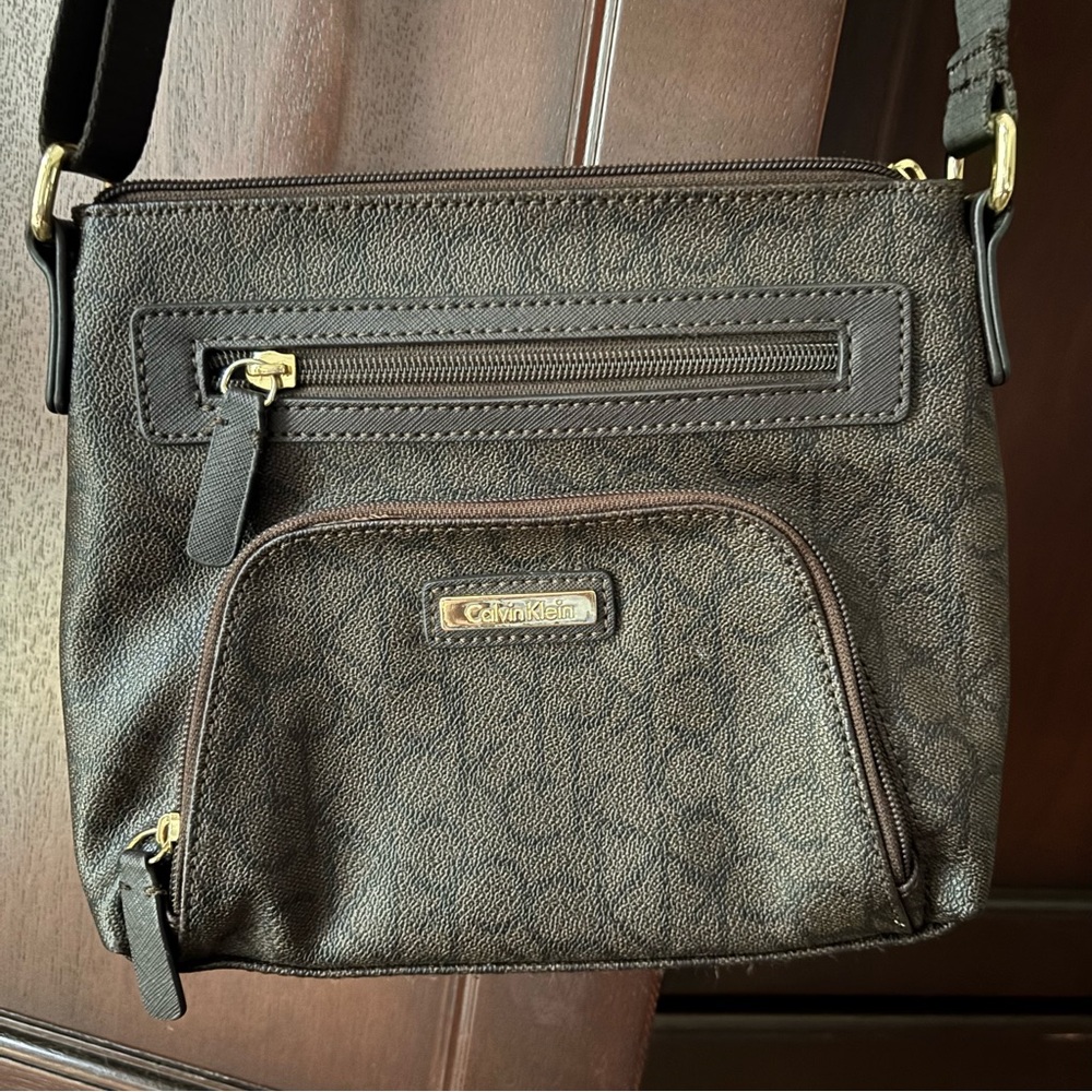 Calvin Klein Black Messenger Bag with Minimalist Design